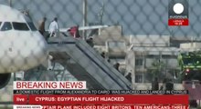 Les passagers d'Egyptair libérés à Chypre quittent l'avion