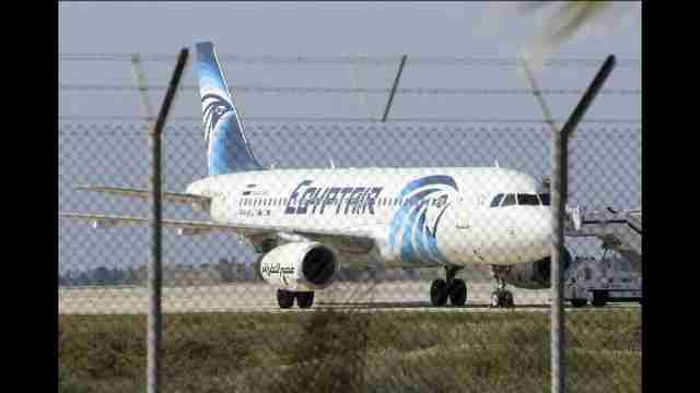 Avión egipcio secuestrado: La tripulación y cuatro extranjeros continúan retenidos