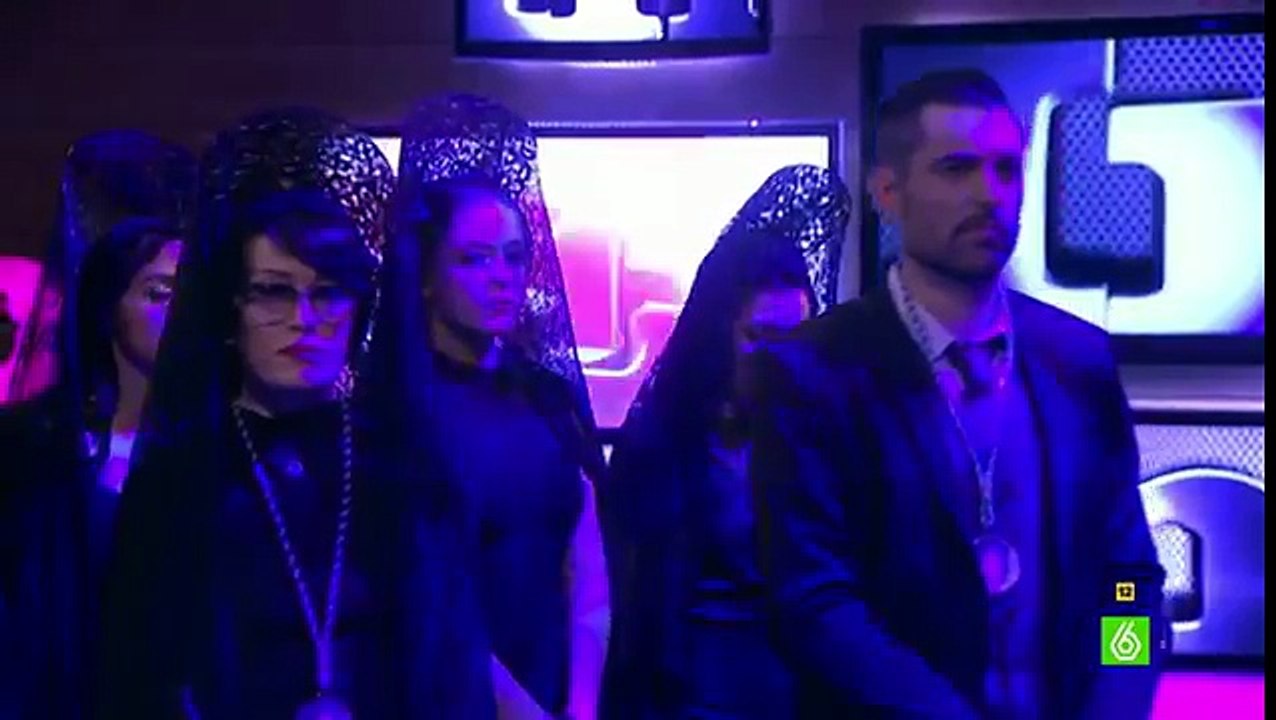 Un invidente, pitufeado por la gracia de Nuestra Señora del Perpetuo Aforamiento