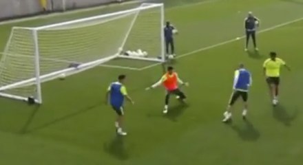 El 'maradoniano' gol de Karim Benzema en el entrenamiento - Real Madrid