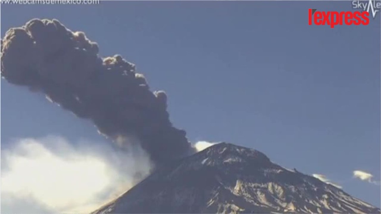 Mexique: spectaculaire éruption du volcan Popocatepetl