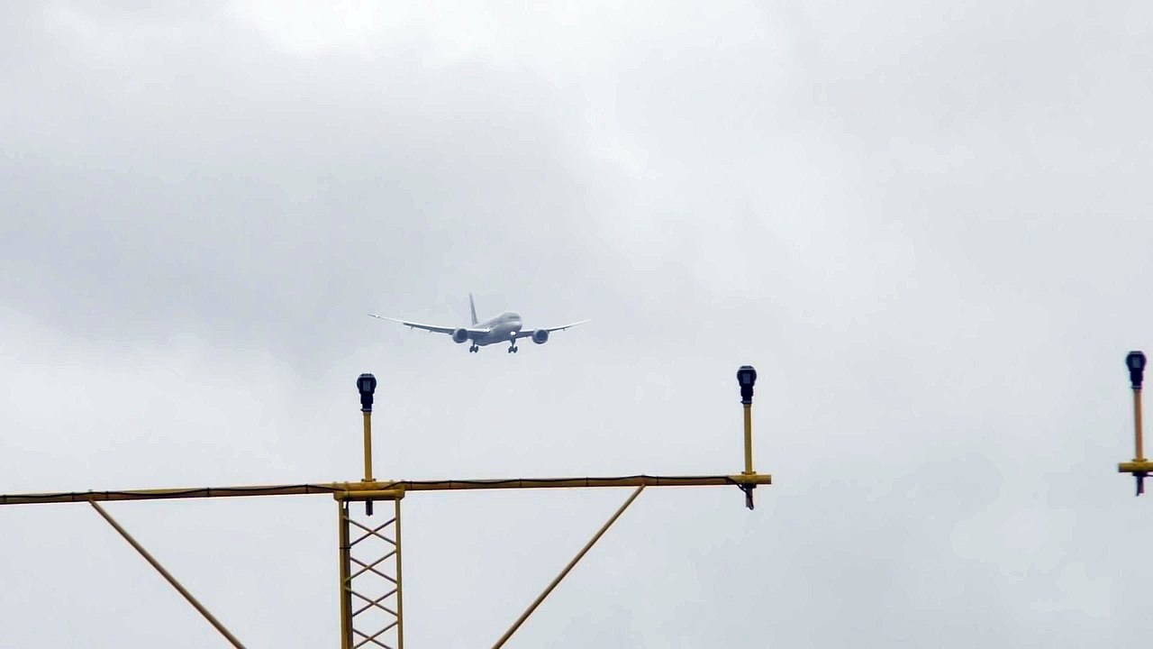 Qatar 787 Crosswind Landing