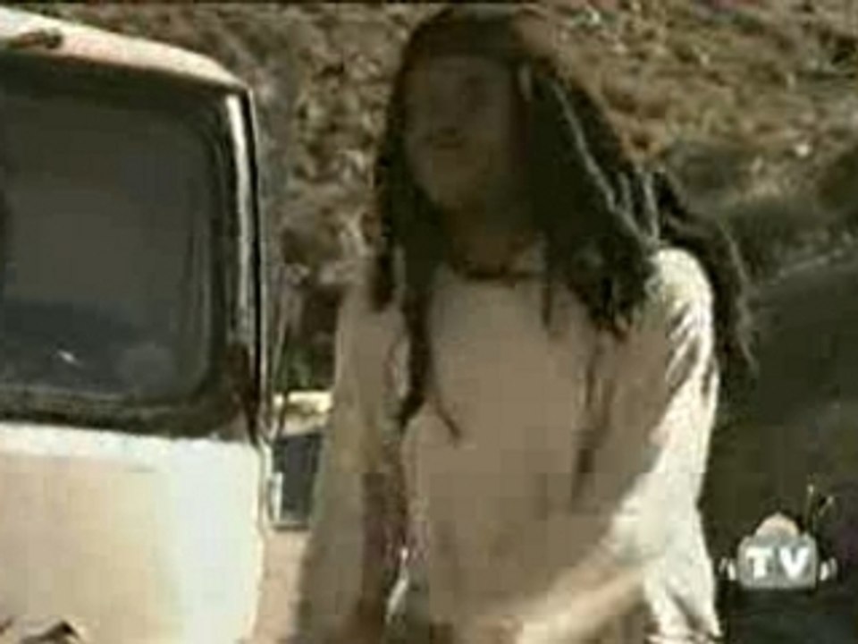 Humour - Pub - Rasta poussant une voiture