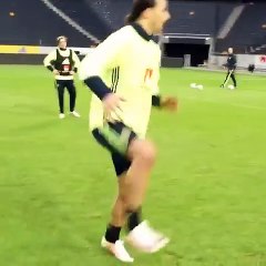 Un lob magnifique suivi d'une retournée acrobatique de Zlatan