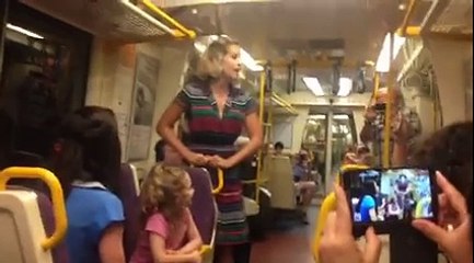 Des enfants mettent du baume au cœur des passagers d'un métro