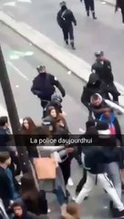 Un policier en civil met des coups de matraque à un lycéen