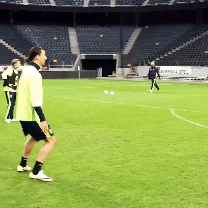 Lob et reprise acrobatique: Zlatan régale à l'entraînement