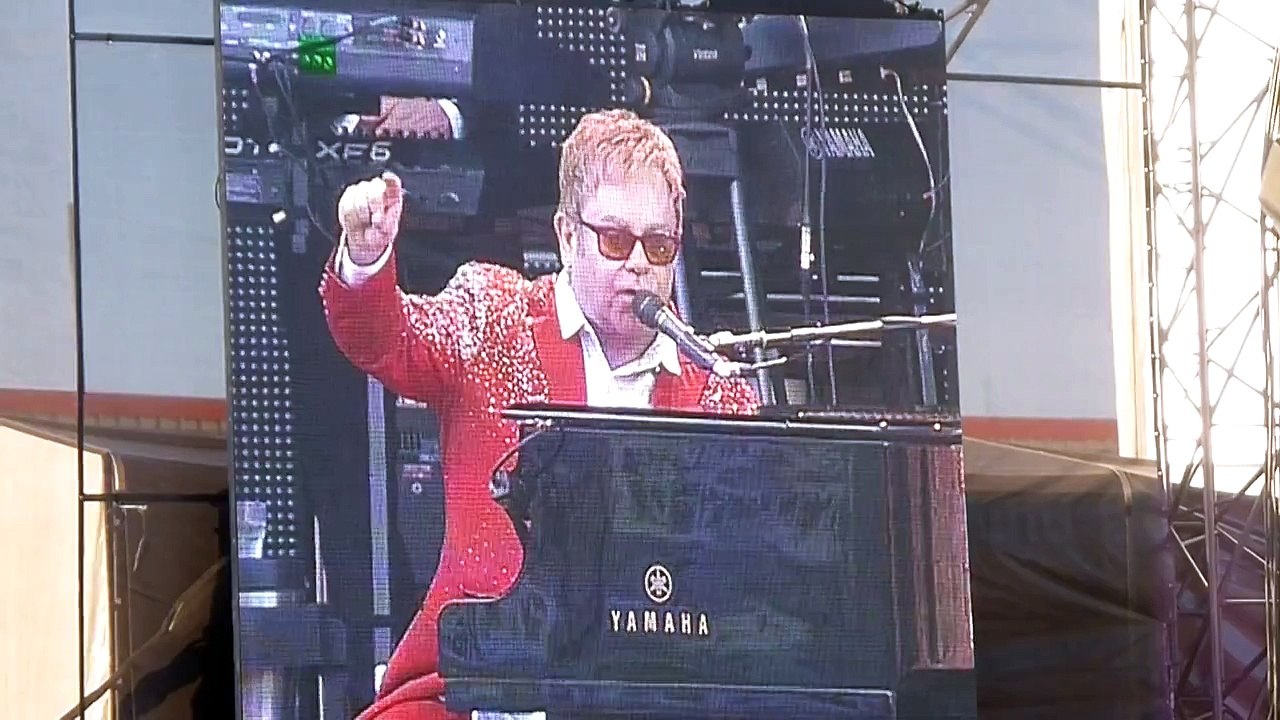 Elton John pète les plombs en plein concert et insulte un membre de la sécurité en le comparant à Hitler - Regardez