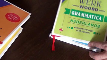 Unboxing video Van Dale werkwoordsvervoegingen
