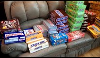 Cet homme a trouvé 1000€ de bonbons et friandises neufs dans une poubelle !