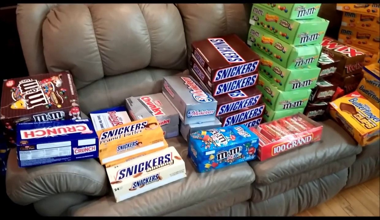 Cet homme a trouvé 1000€ de bonbons et friandises neufs dans une poubelle !