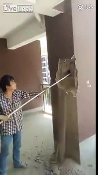 Preuve que les immeubles chinois en bambou sont vraiement fragiles !