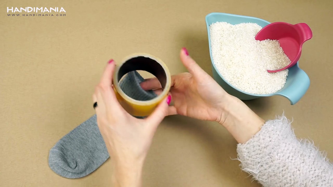 Elle glisse une chaussette dans un emporte-pièce! Le résultat? C'est trop ADORABLE!