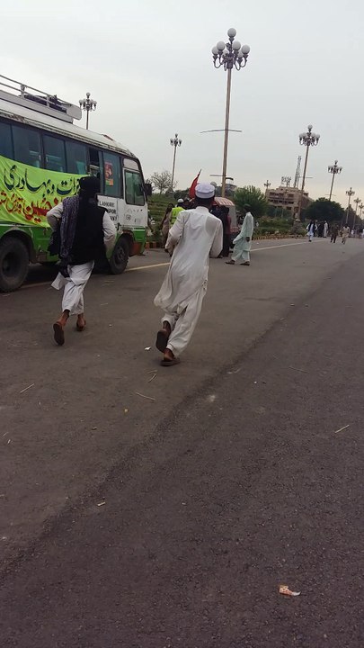 جب ممتاز قادری کے چہلم پر پارلیمنٹ ہاوس کے سامنے دھرنے کے شرکاء کیلئے کھانا آیا تو کیا حالت ہوئی