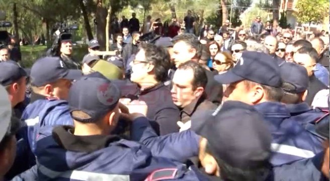Deklarata - Policia bën bilancin e protestës tek Liqeni: 13 të arrestuar, mes tyre Ndriçim Babasi