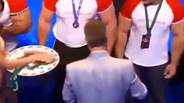 Müslüman Bilek Güreşçisi Bikinili Kızı Fark Edince.. Yok Böy