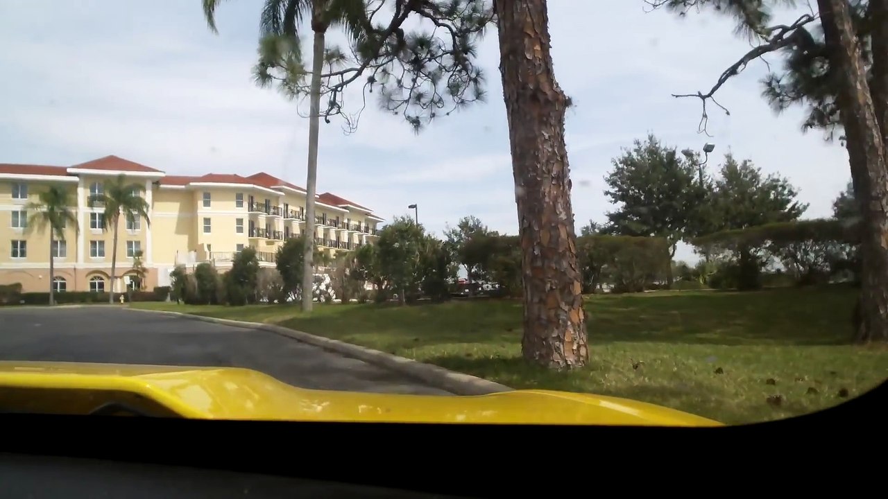 Sa voiture de course perd ses freins à 160 km/h