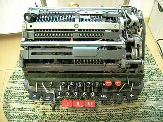 Découvrez ce qu'il se passe lorsqu'une calculatrice mécanique tente de diviser par zéro