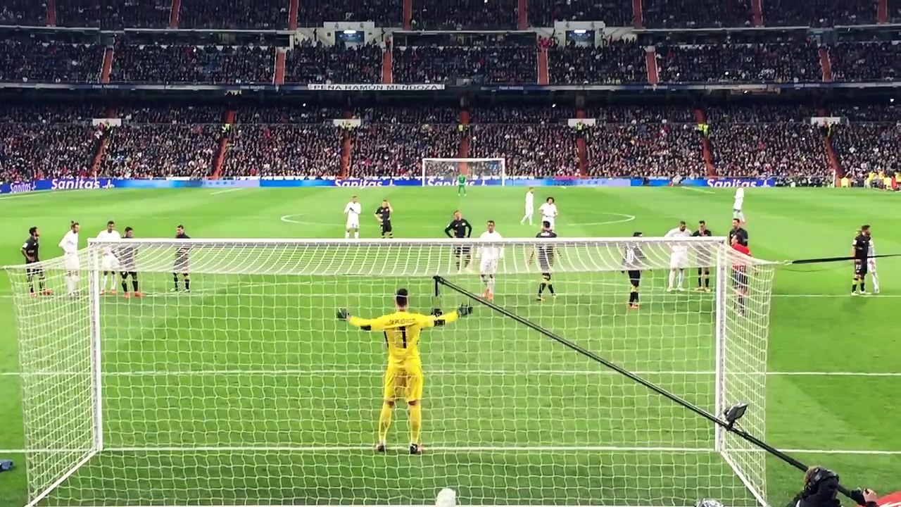 Il reçoit le ballon de Ronaldo qui rate son penalty