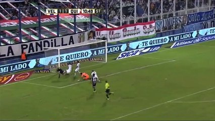 Velez - Quilmes : le gardien et l'attaquant se trouent dans la même action