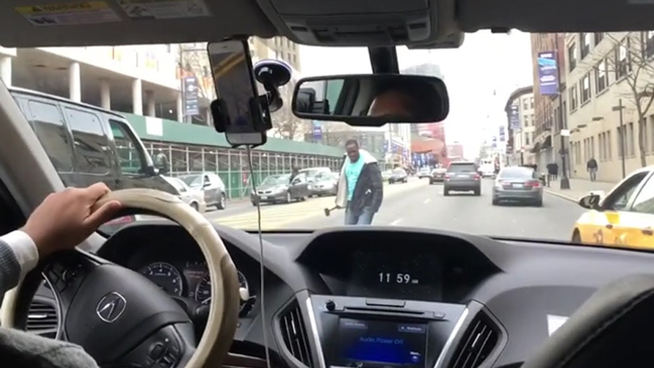Road rage ! Cet homme attaque un conducteur avec un marteau !