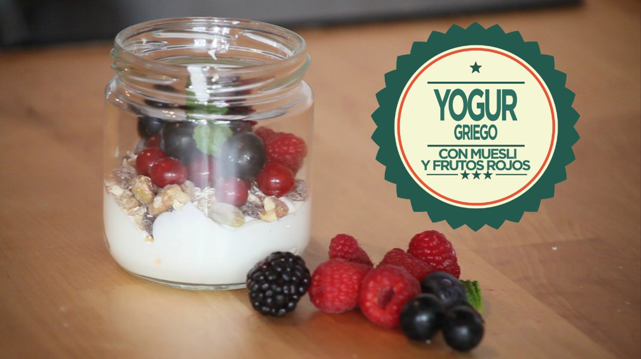 Yogur griego con muesli casero y frutos rojos