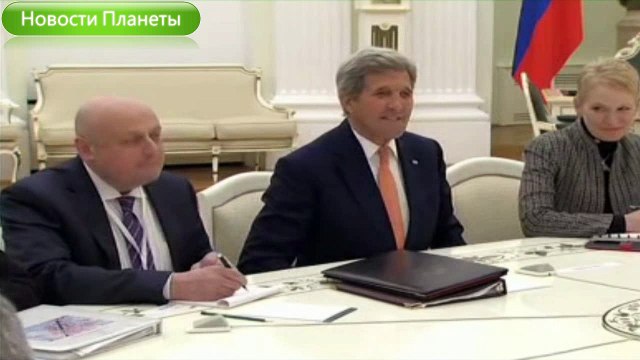 Путин и Керри обменялись шутками по поводу содержимого кейса