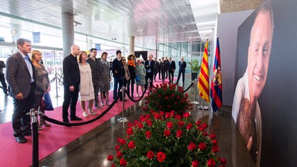 La familia Cruyff visita el Memorial en el Camp Nou