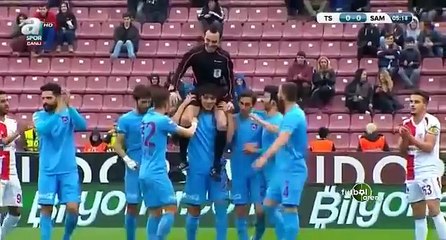 Salih Dursun bu sefer de hakemi omuzlarına aldı