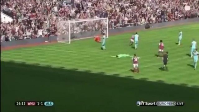 Goleiro do West Ham vai para a linha, dribla adversários e faz golaço