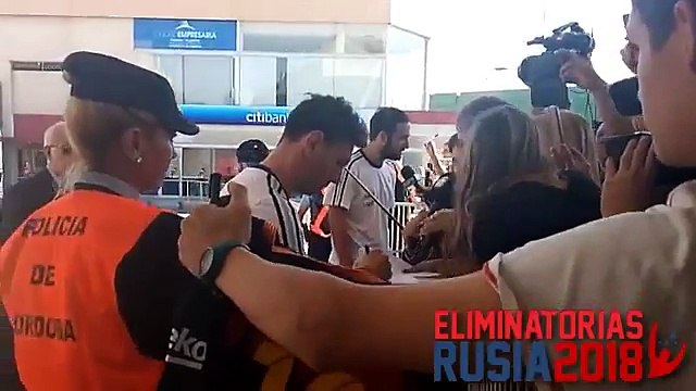 Lionel Messi pide a los jugadores de Argentina firmar autógrafos a los aficionados • 2016