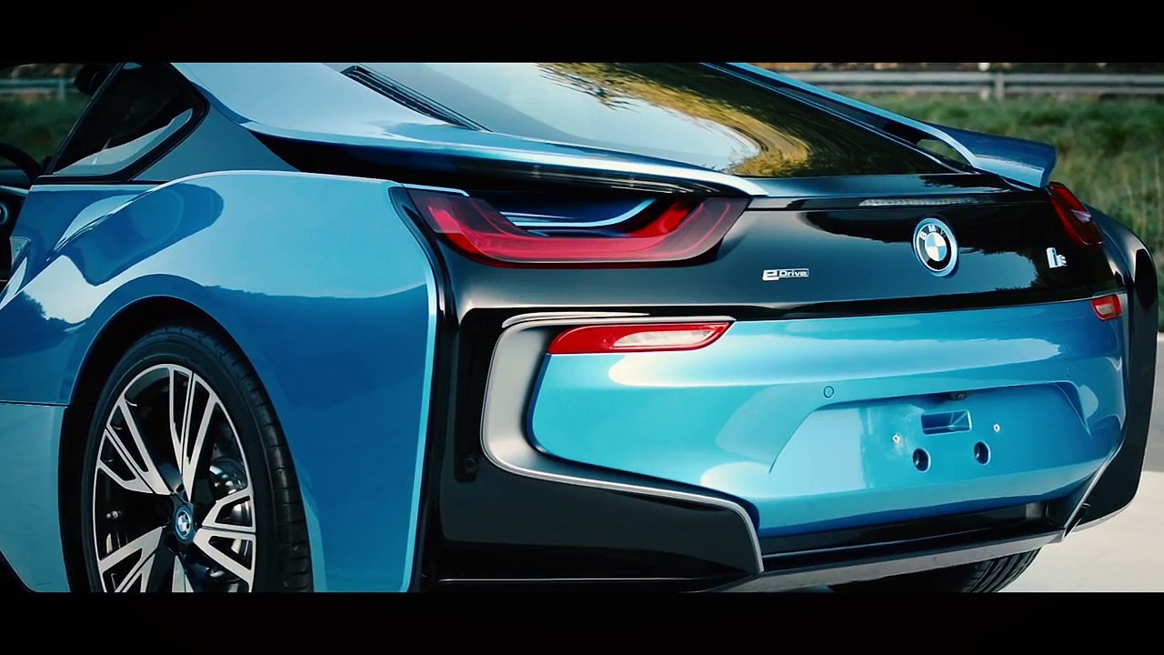 BMW i8 vs BMW S1000RR – Drag Race