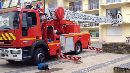 La grande échelle pour aider une personne âgée