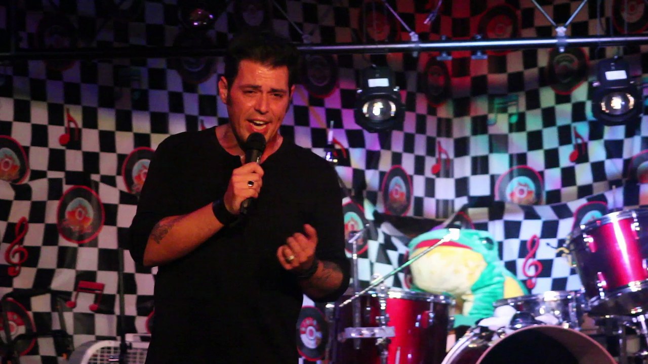 Franz Goovaerts sings 'Sweet Caroline' Elvis Week 2015