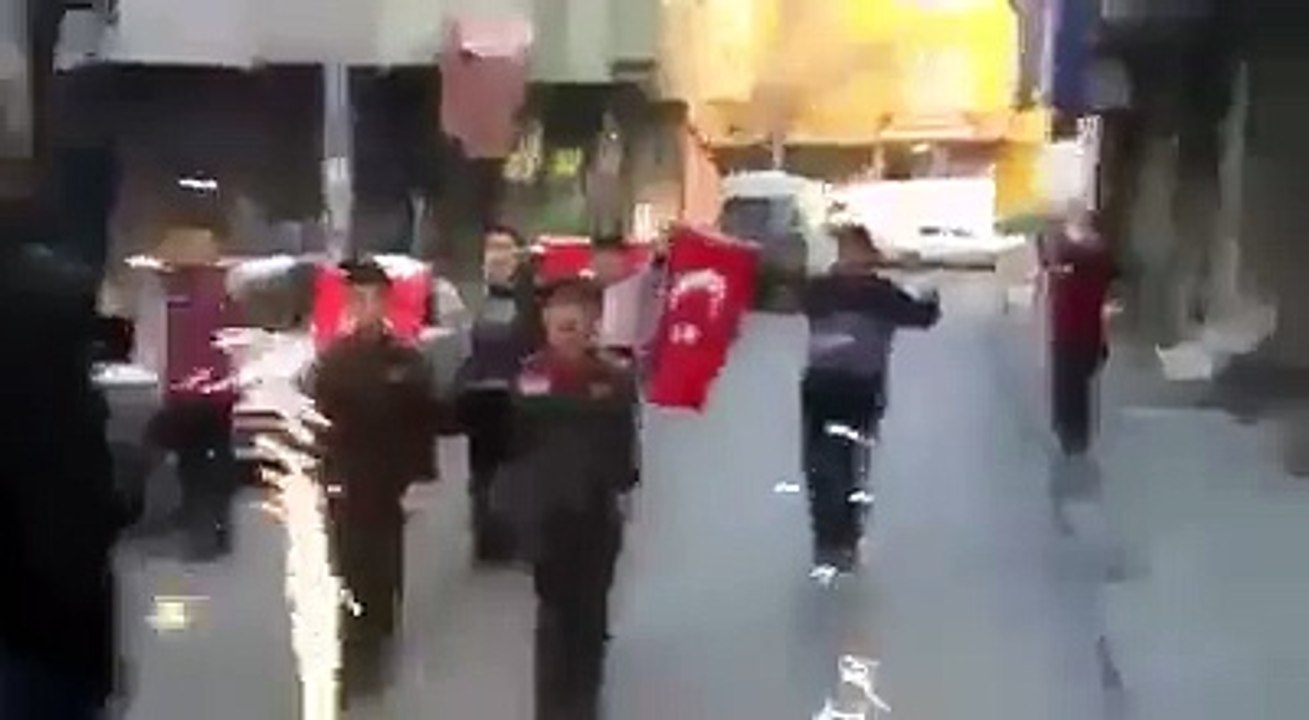 Hakkari'den gelen Komando abisini Komando marşı ile karşılayan küçük kardeş