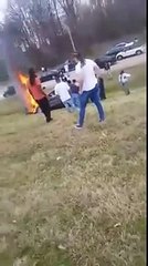 Un homme coincé dans sa voiture en flammes sauvé par des passants