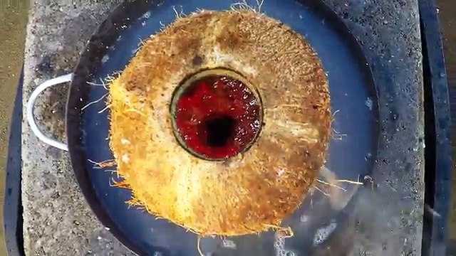 Mette Del Rame Fuso In Una Noce Di Cocco: La Reazione è INCREDIBILE!