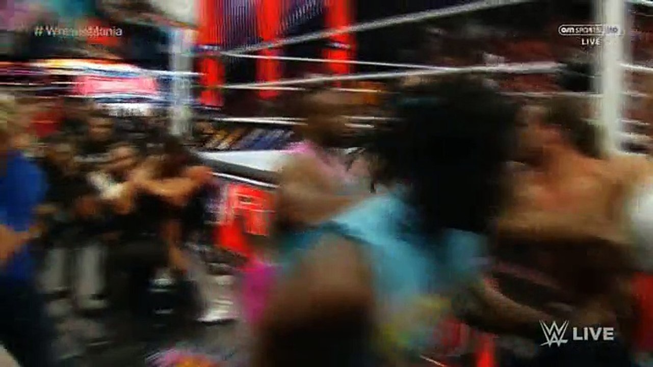 Triple H vs Roman Reigns (3rd) - WWE Raw 28-03...