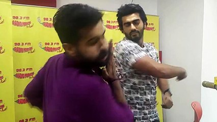 VIRAL! Arjun Kapoor SLAPS Radio Jockey!