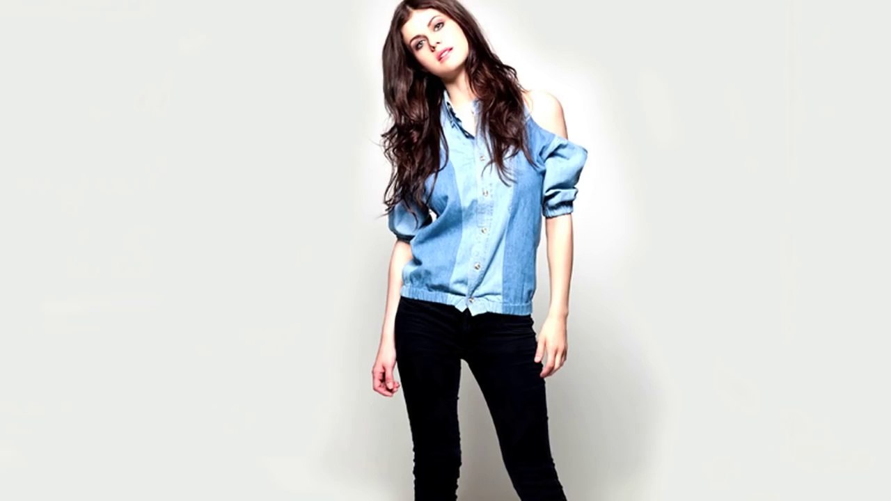 Alexandra Daddario Hot In Revealing Swimsuit In The Baywatch Movie Scene