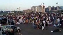 صبح کے تازہ ترین مناظر ۔ ایک بڑا قافلہ ابھی ابھی ڈی چوک دھرنے میں شامل ہوا