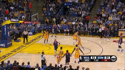 Draymond Green envoie Andrew Bogut au alley-oop avec la planche