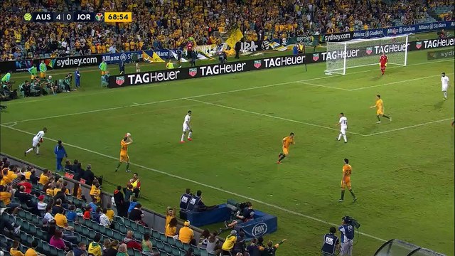 Qualification Mondial 2018 : L'australie marque un but avec deux ballons sur le terrain !
