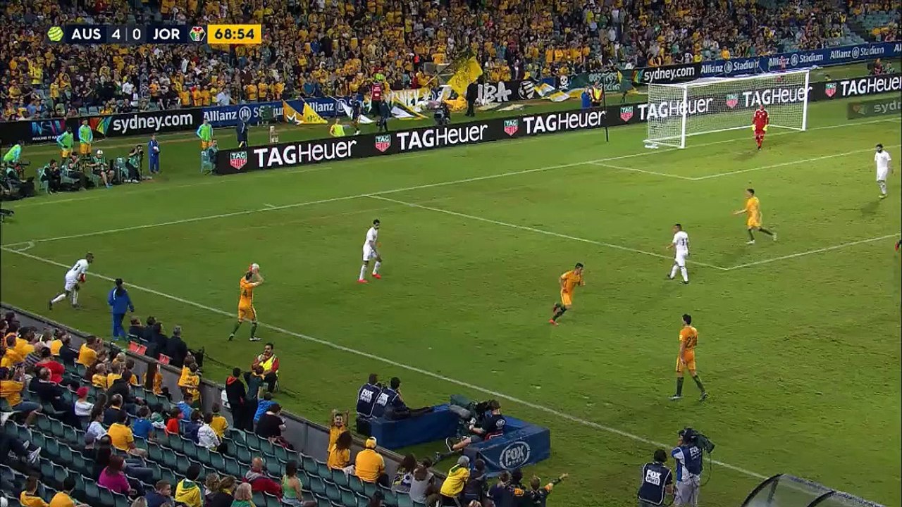 Qualification Mondial 2018 : L'australie marque un but avec deux ballons sur le terrain !