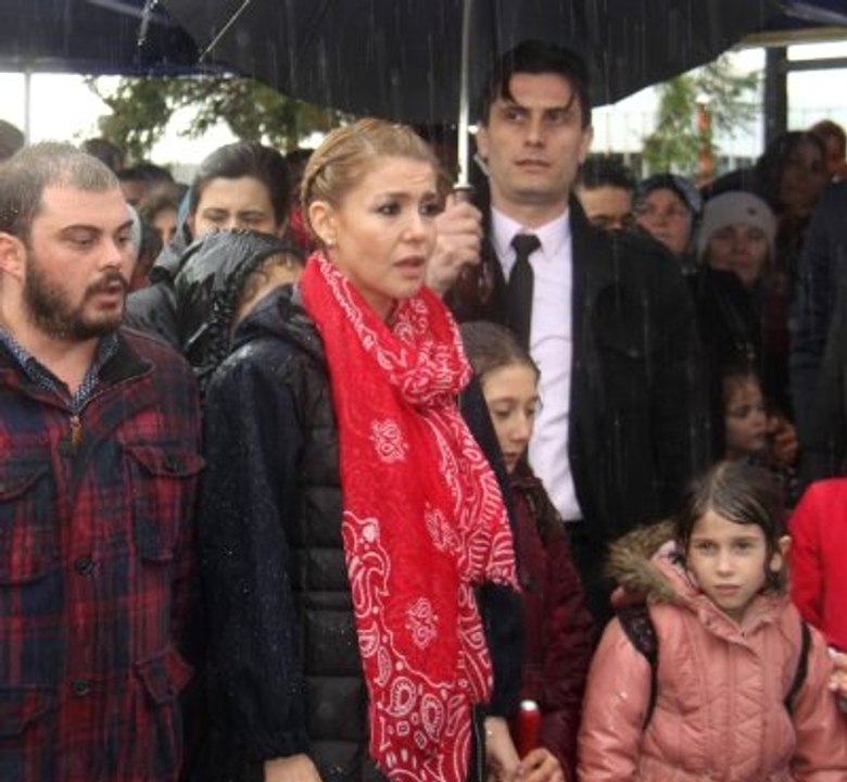 Gülben Ergen, Yağmur Altında Bekleyen Çocuklarla Islandı