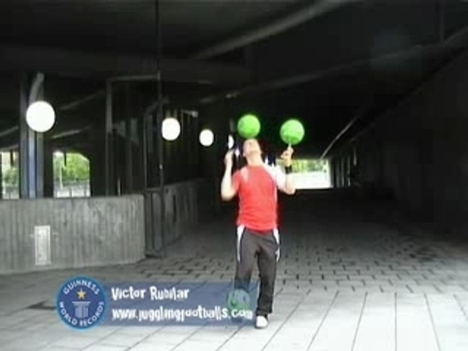 Victor Rubilar football freestyle