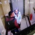 Ivre, un Chinois défonce la porte d’un ascenseur et finit par le regretter