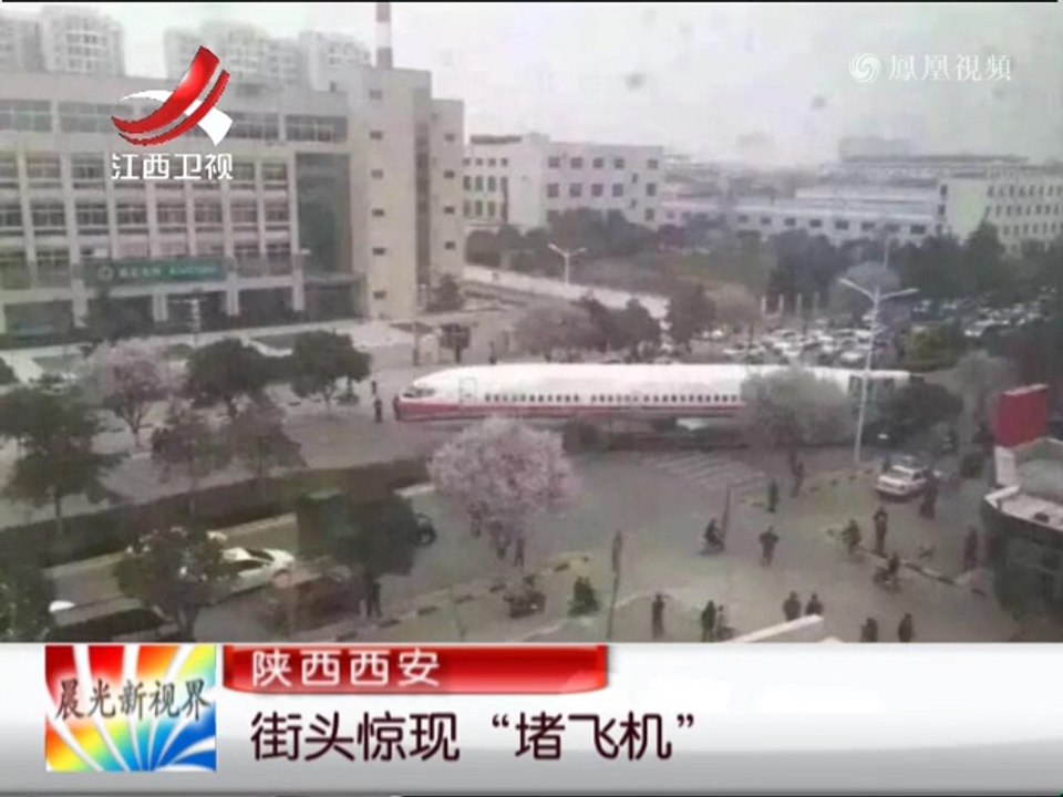 Un avion de ligne crée un immense embouteillage dans les rues en Chine