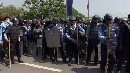 Muçulmanos radicais intensificam protesto no Paquistão