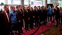 Els jugadors i tècnics dels equips professionals del FC Barcelona visiten el Memorial Johan Cruyff